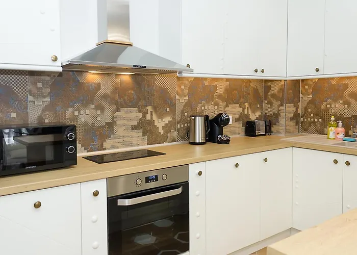 2Bd Home In The Heart Of Varna With Parking - Gold By Flat Mаnаger